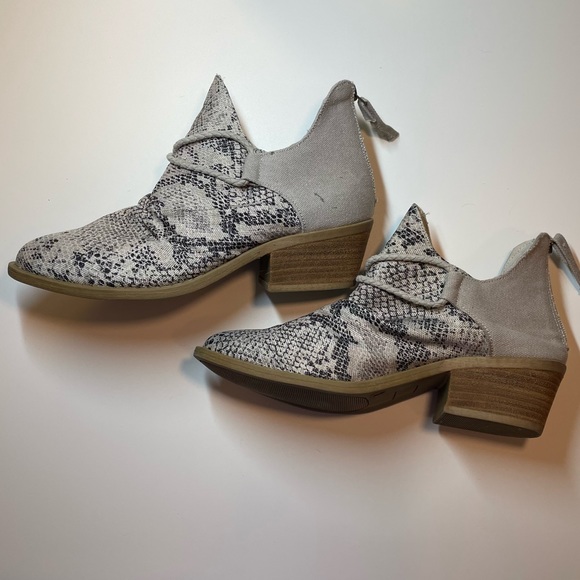 Very G Gray Snakeskin Pattern Canvas Bootie Boots Shoes 9.5 - Picture 2 of 10